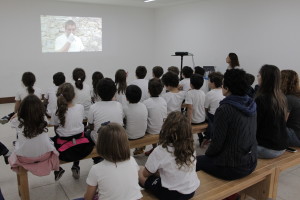 Alunos do Fundamental I atentos aos vídeo sobre a coleta seletiva